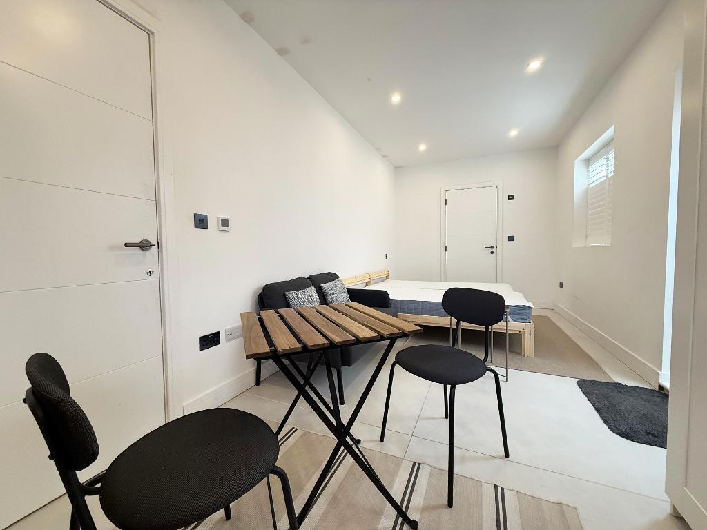 Parkside Drive, Edgware, Middlesex, HA8 8JX